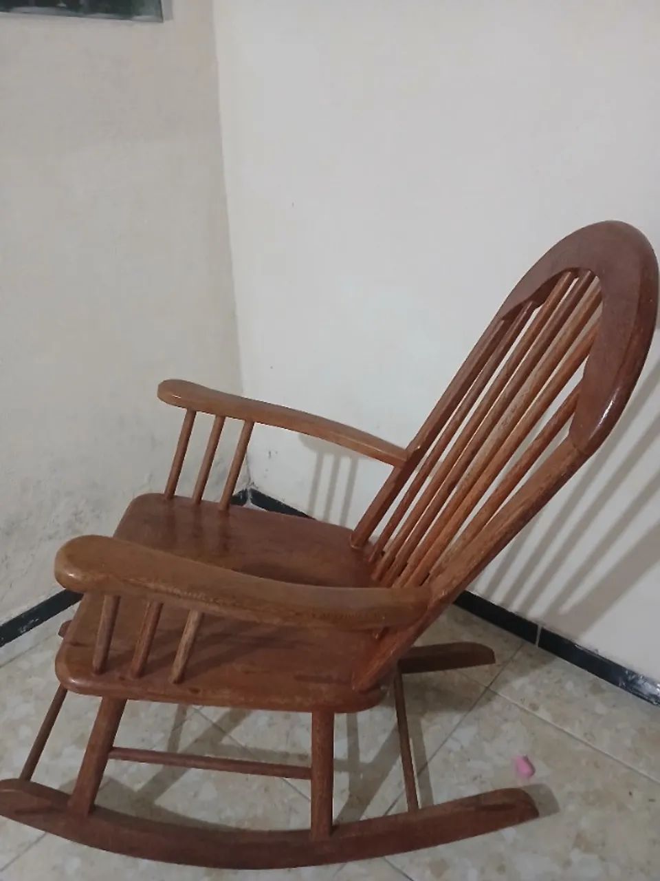 Cadeira de balanco em madeira maciça 64842072864130120