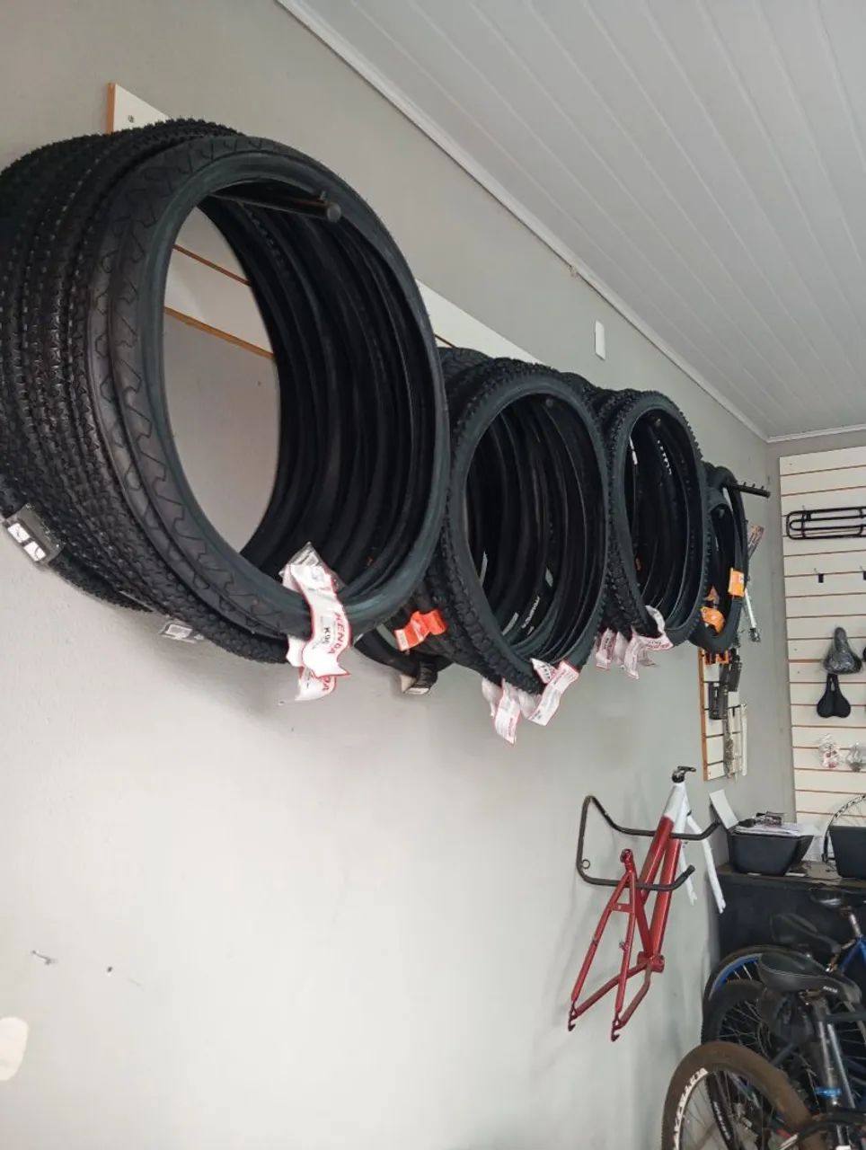 Bicicletaria loja de bicicletas com oficina completa com balcão e prateleiras - Foto 4
