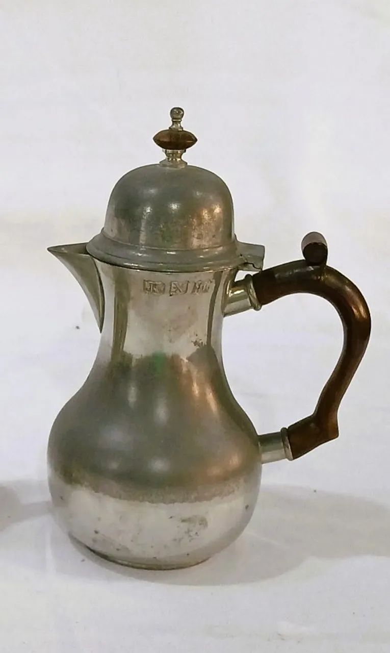 John Sommers - Antigo Bule em estanho inglês, alças e pega tampa em madeira *Descrição