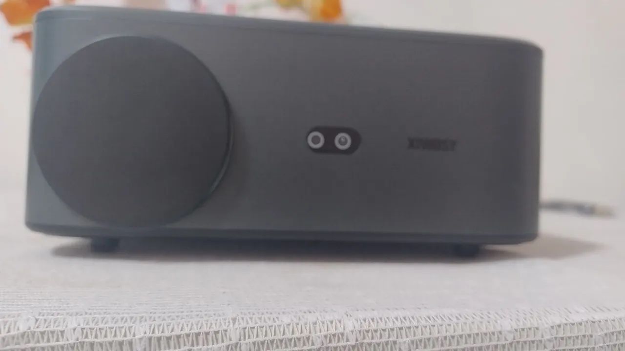 Projetor Full HD e tela de projeção seminovos.64303157098497121