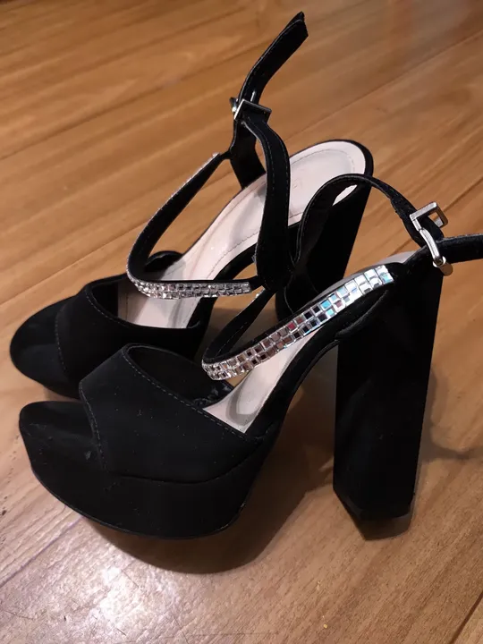 Sandália Salto Alto Preto com Pedrarias