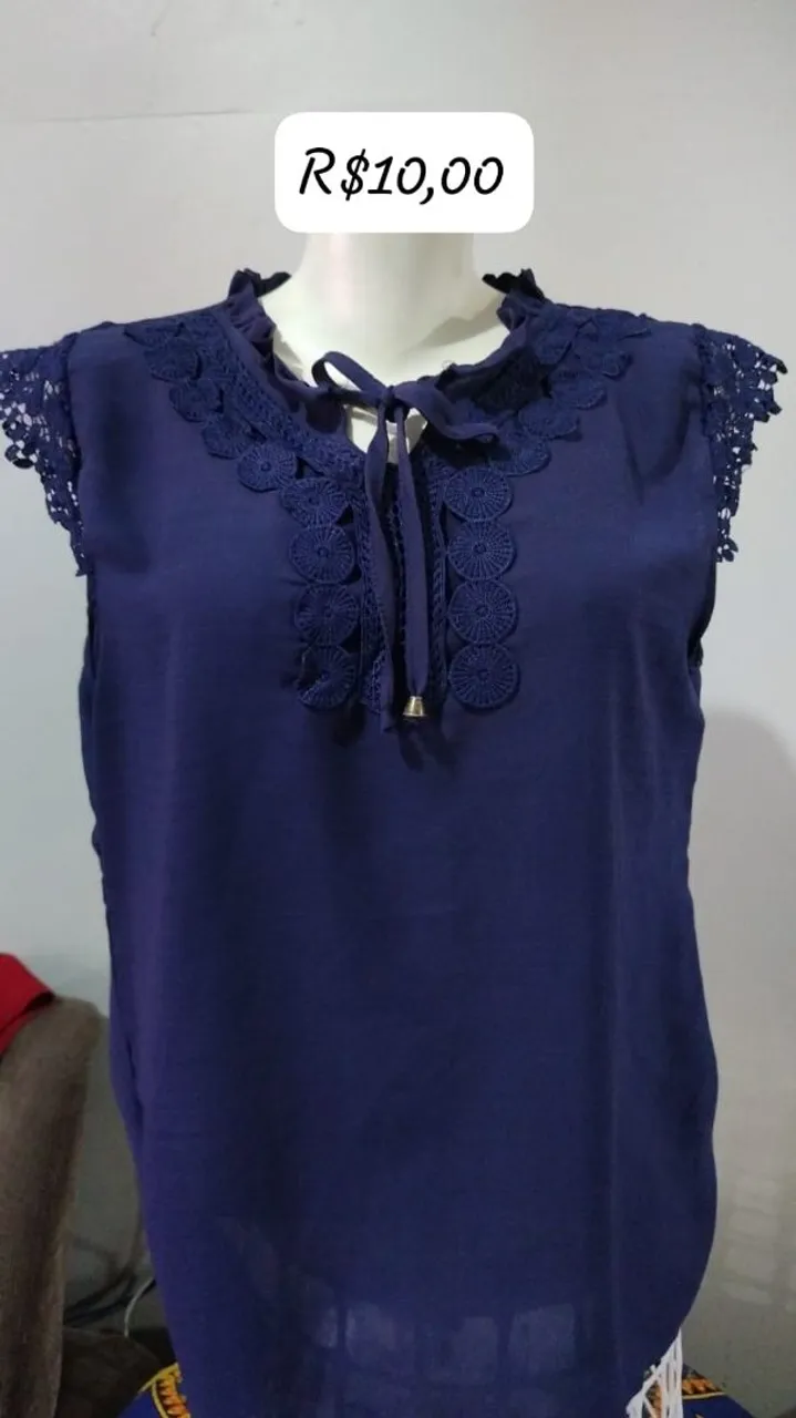 Blusa feminina azul marinho com detalhes em renda
