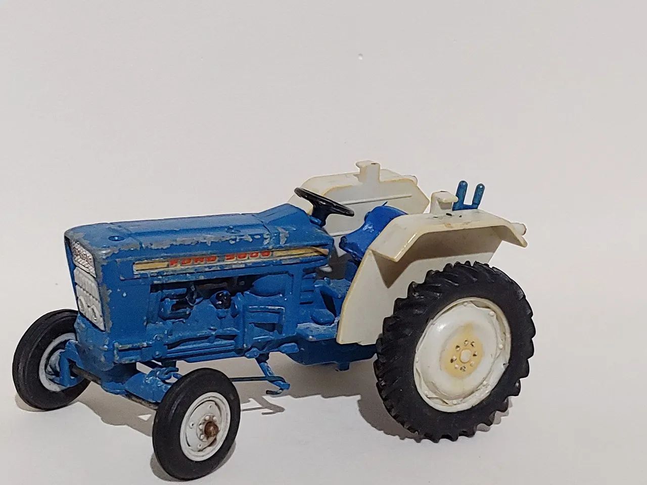 Miniatura trator britains Ford 5000