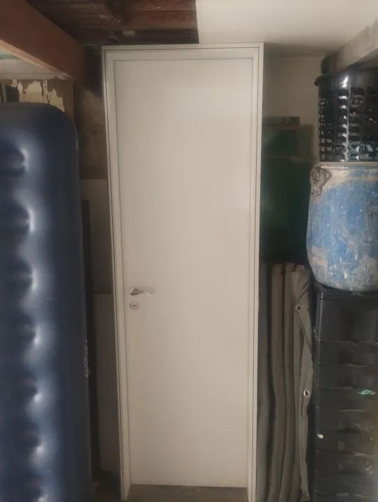 Porta branca de madeira, semi-nova