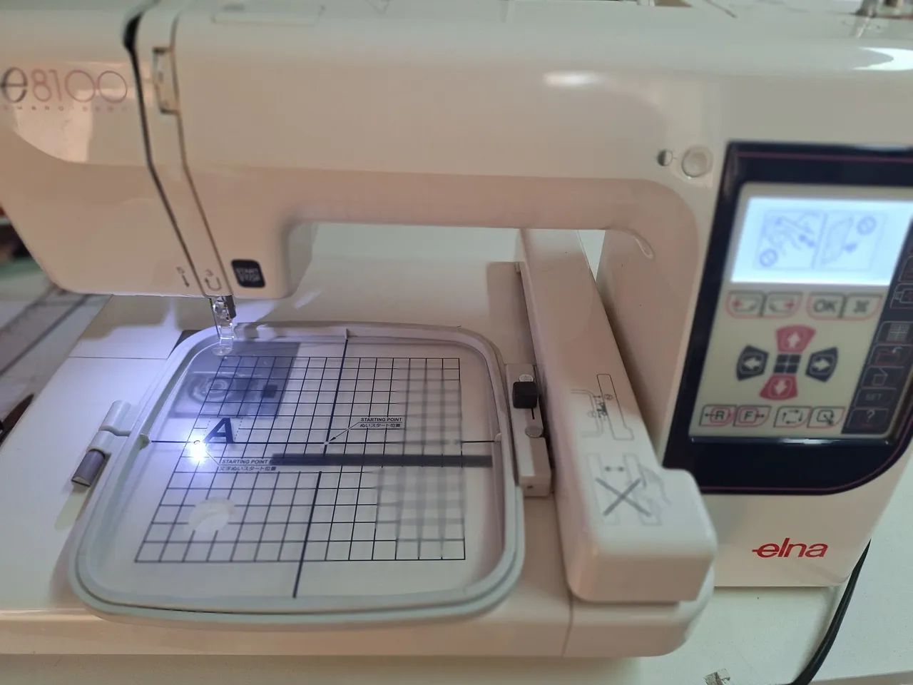 Máquina de Bordar Elna e8100  - Foto 3