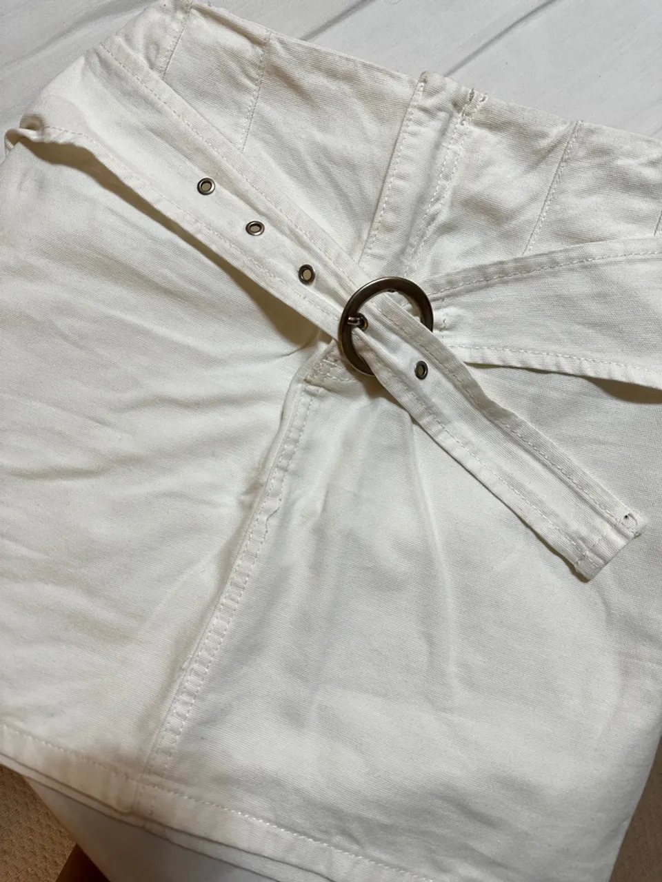 Saia branca com cinto detalhado