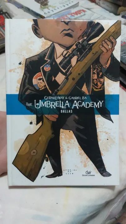 HQ The Umbrella Academy - Dallas - Gabriel Ba - INglês - Capa Dura