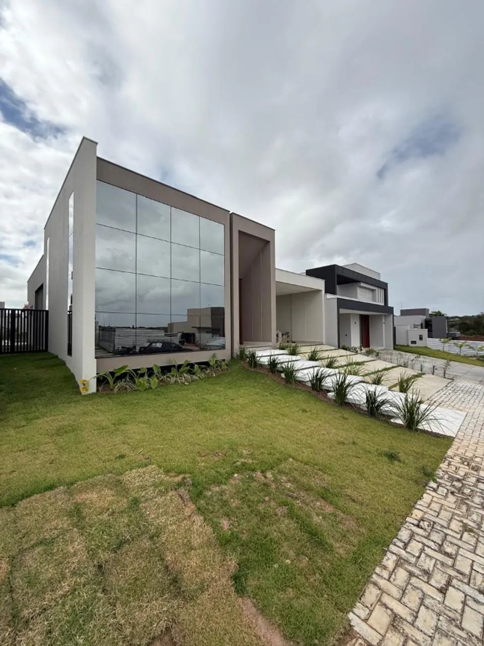 Jardins Amsterdã - Casa Térrea 4/4 sendo 4 suítes de 260 m², 4 vagas por 1.300.000,00 - Foto 2