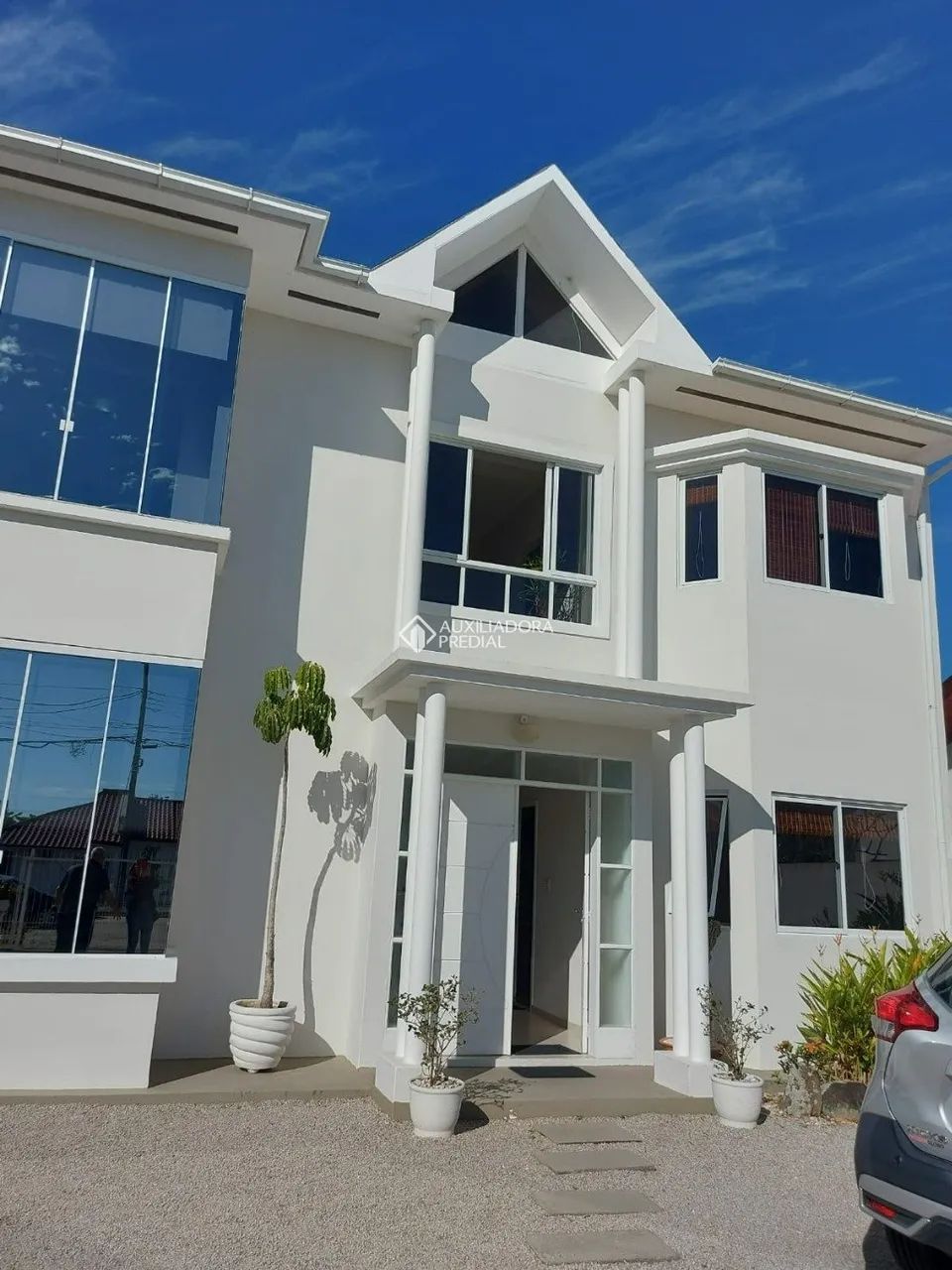 Casa transformada em Pousada, 5 quartos na praia da Daniela em Florianópolis-SC.