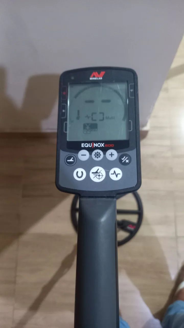 Detector de metais Minelab Equinox 600 + pá de inox c/ regulagem de altura - Foto 2