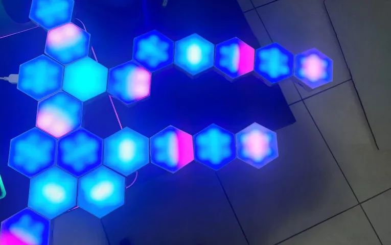 Kit Com 20 Luminarias Hexagonal Led Rgb Colorida Bluetooth - Foto 2