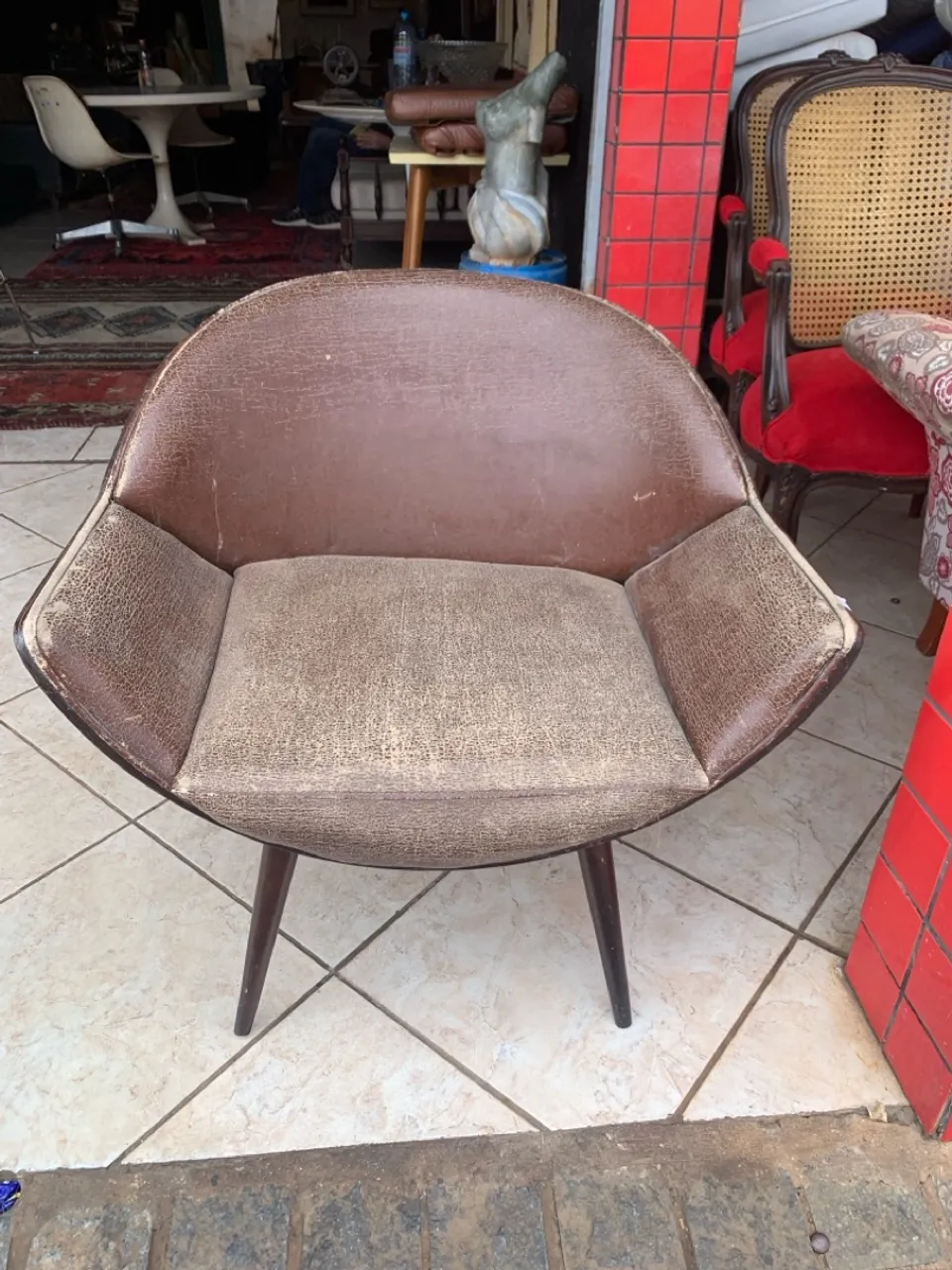 Cadeira vintage estofada em ótimo estado