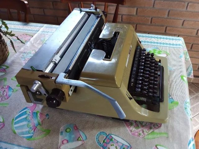 Maquina de escrever (Olivetti Linea 88)64294629382402121