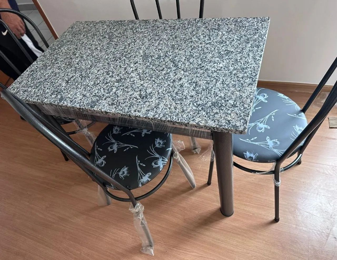 Conjunto Mesa de Jantar com 4 Cadeiras PROMOÇÃO 