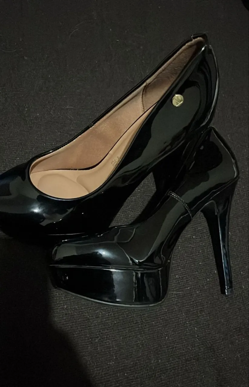 Scarpin plataforma verniz preto