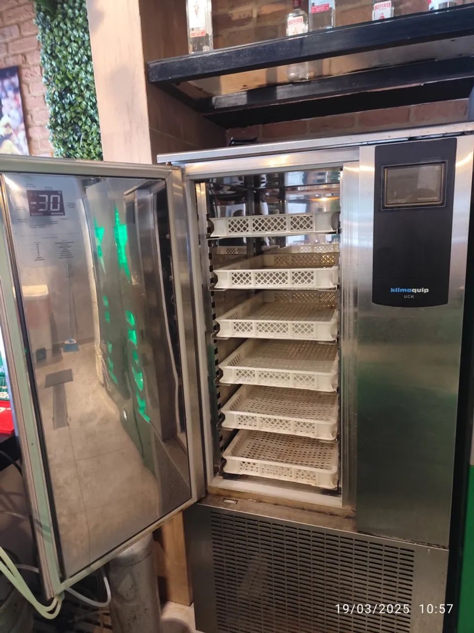 Geladeira Industrial Klimaquip - Usada - Foto 3