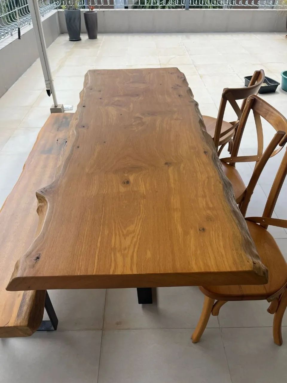 Jogo de mesa de madeira maciça,com banco e três cadeiras  Paris ,