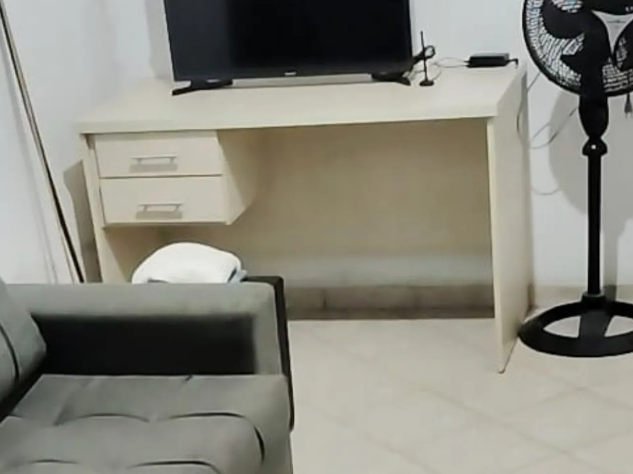 Mesa de escritório com gavetas