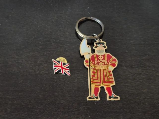 2 Souvenir Vintage Londres. Pin Bandeira + Chaveiro Guarda