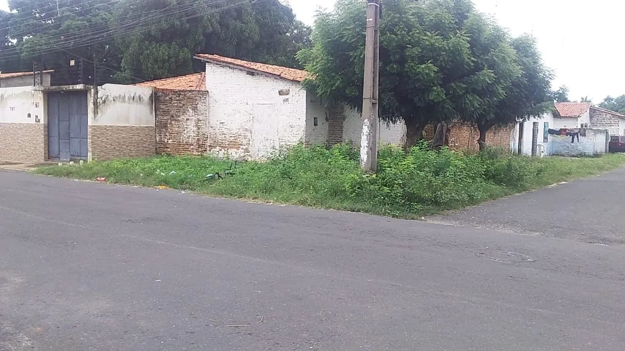 Casa de esquina terreno bem localizado