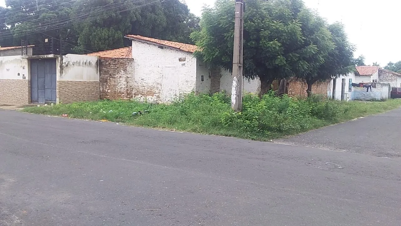Casa de esquina terreno bem localizado