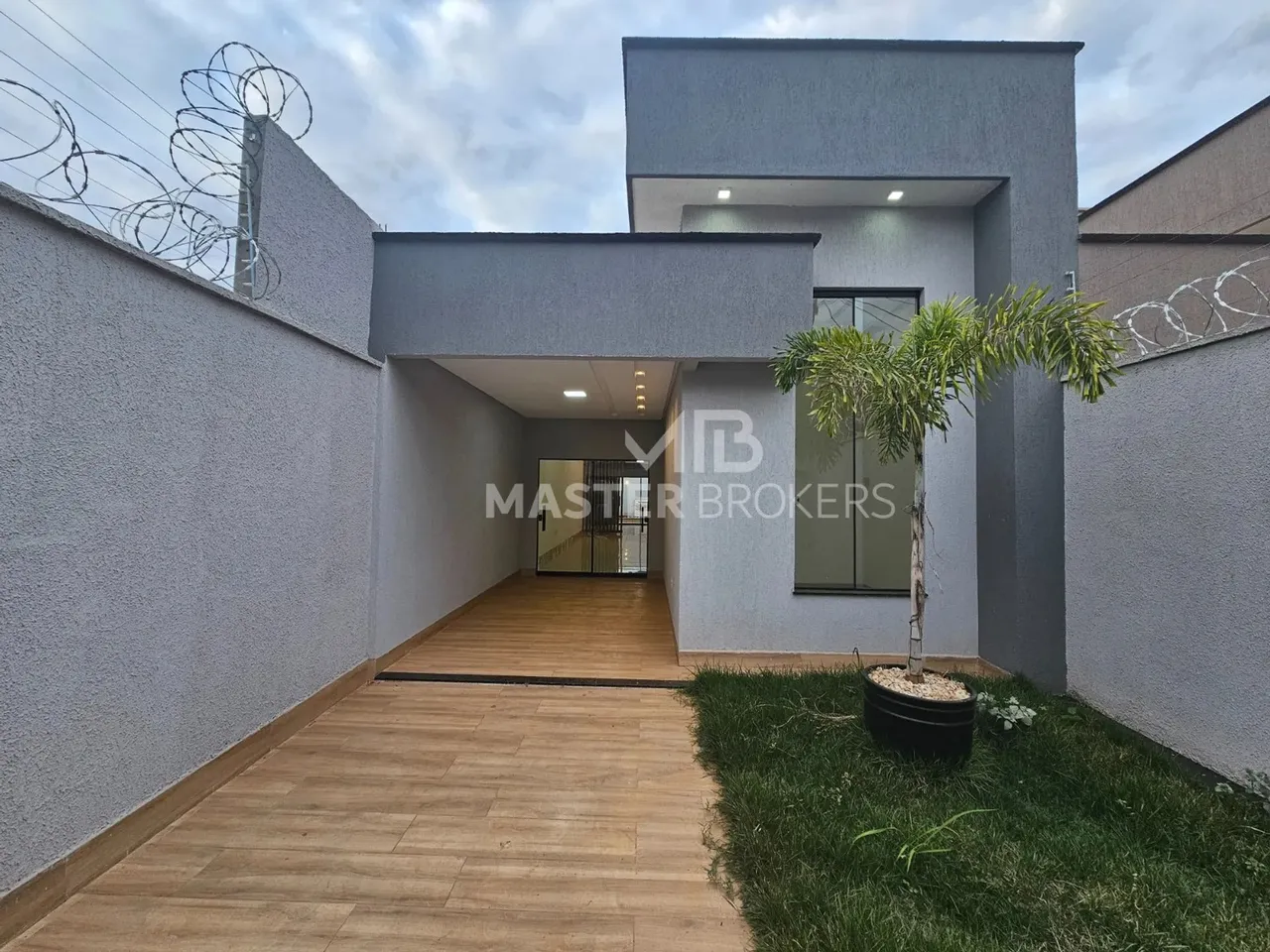 Casa com piscina no Jardim Balneário Meia Ponte, 3 quartos sendo 1 suíite, projeto de inte