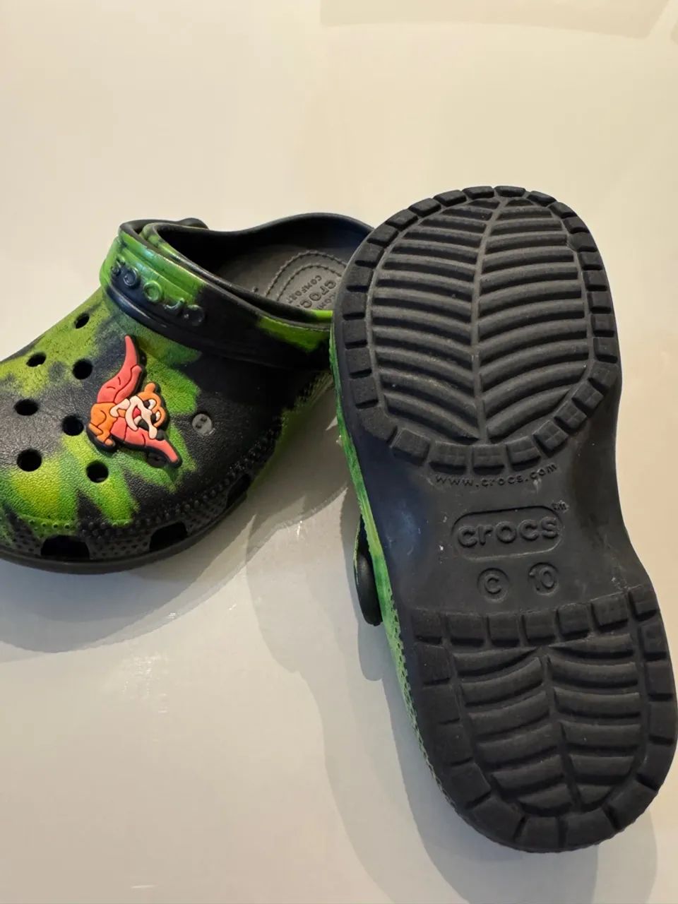 Crocs Infantil Tie Dye com Jibbitz tamanho C10 - Foto 2