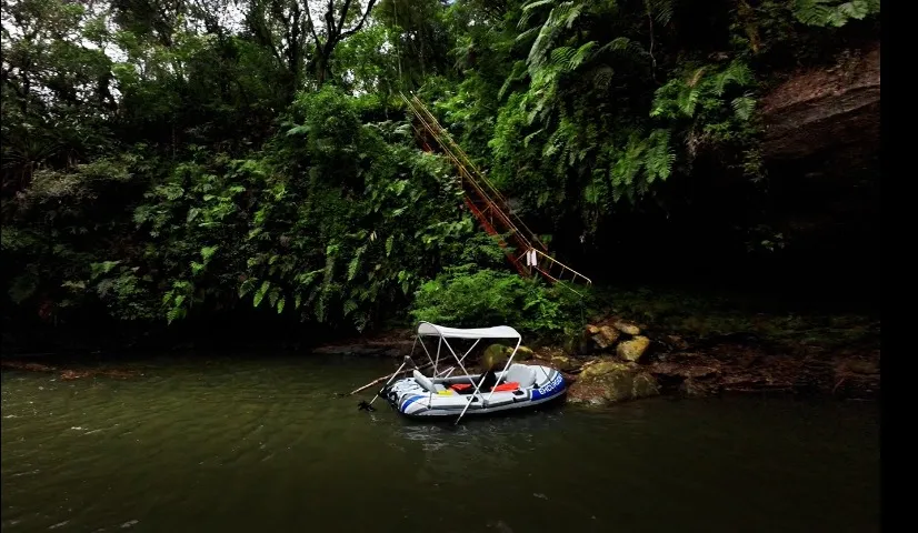 Bote inflável , Motor 44lbs, bateria lithium com carregador e capota náutica!
