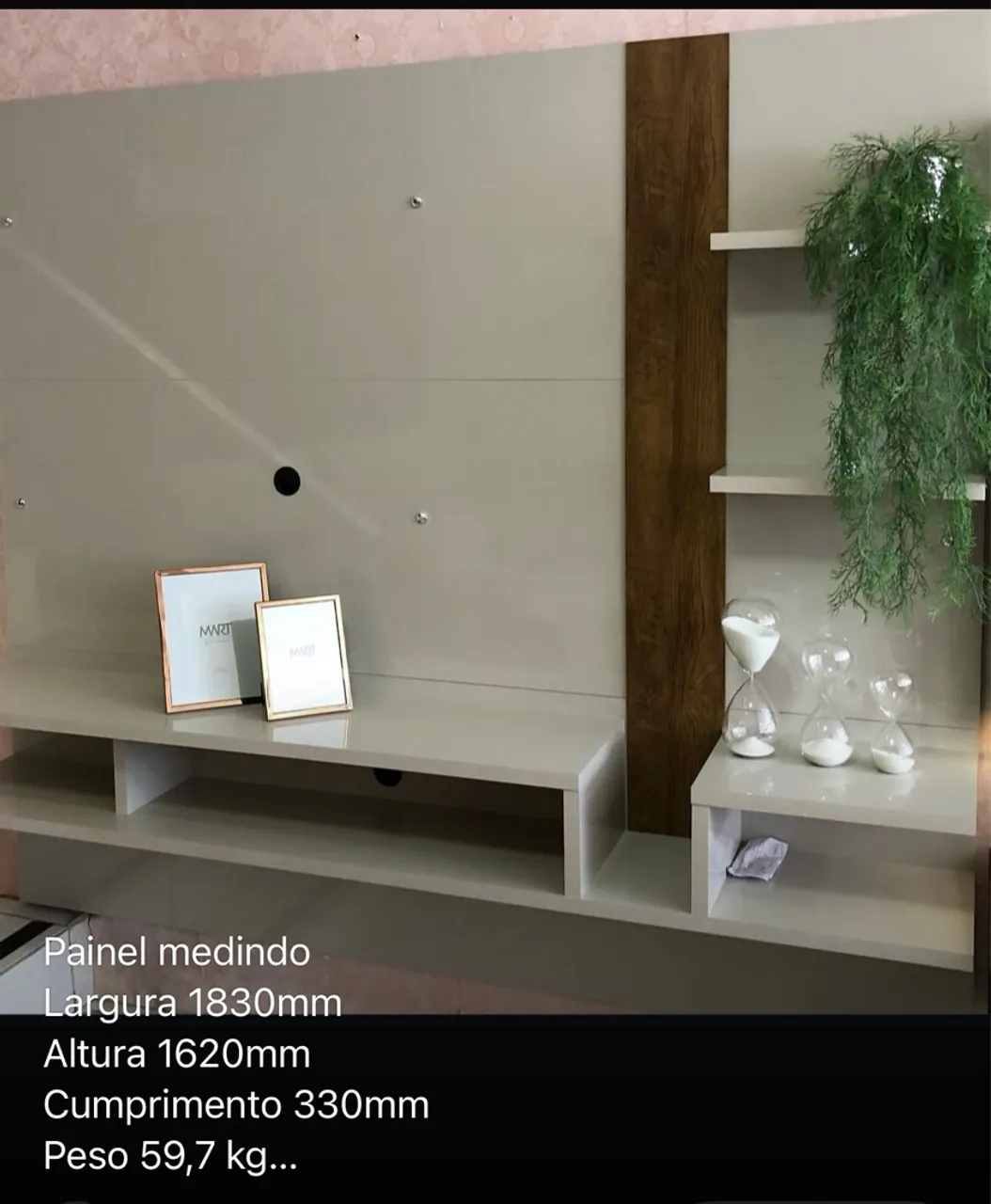 Painel de TV Moderno com Prateleiras e Detalhes em Madeira