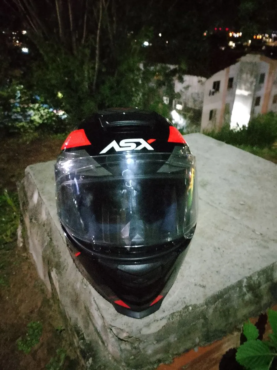 Capacete ASX Preto com detalhes em vermelho