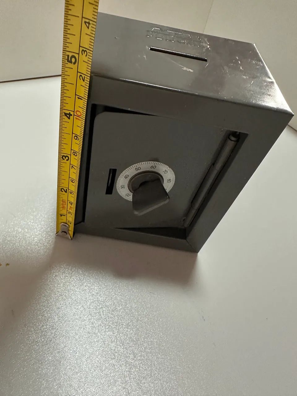 Cofre pequeno metal com pintura esmaltada 