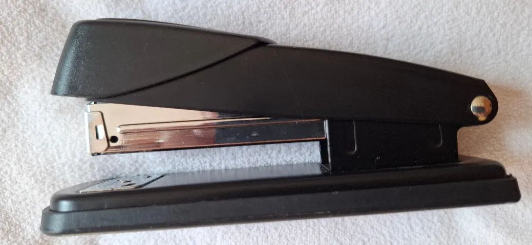 Grampeador metalico 26/6,  easy office 0-200, novo, funcionando.  - Foto 3