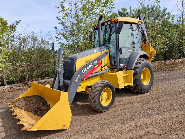 Retro Escavadeira John Deere 310L ano 2020 com 3700 horas tração 4x4 unico dono