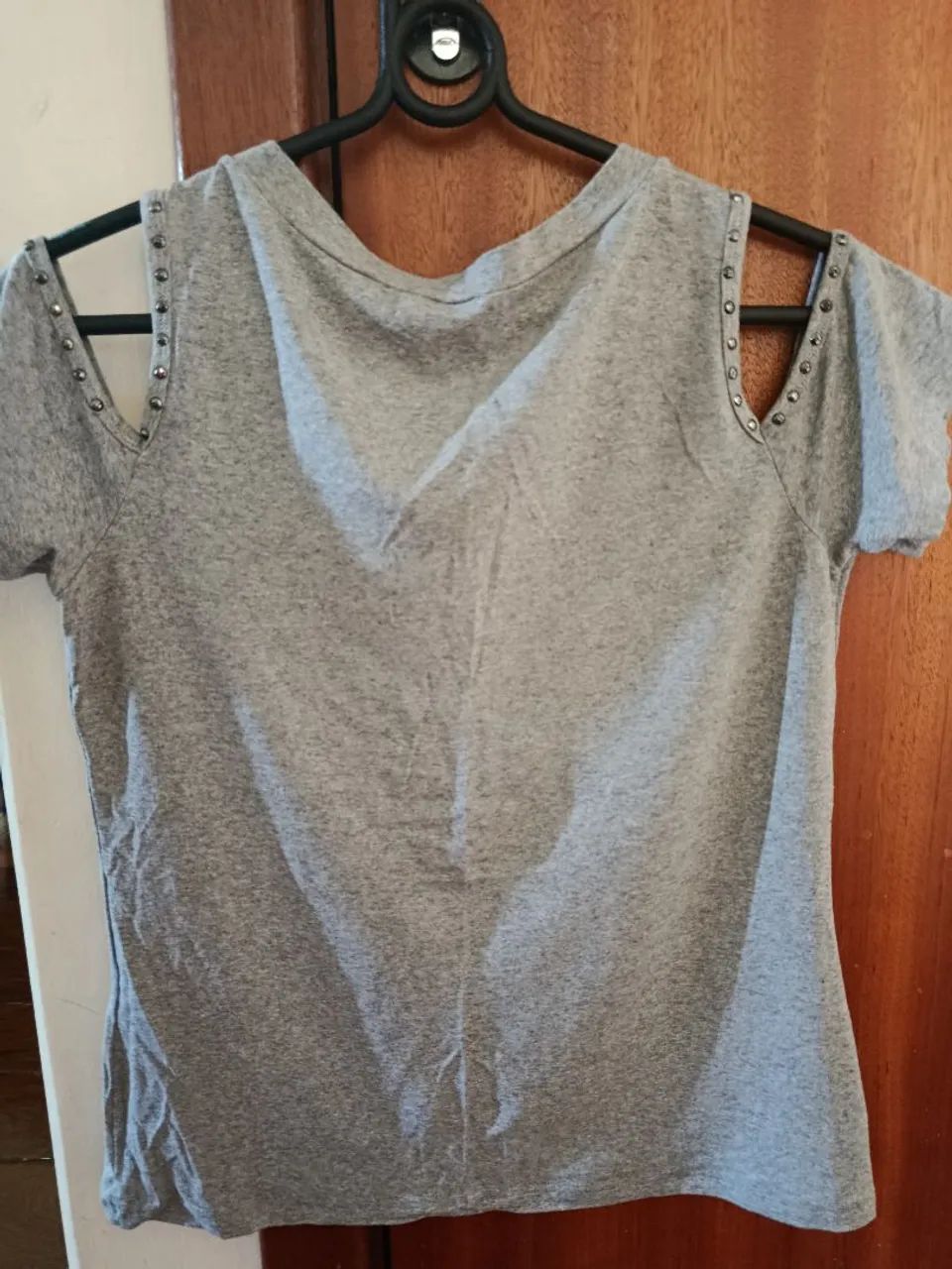 Blusa Cinza com Detalhes em Strass Conservada - Foto 2