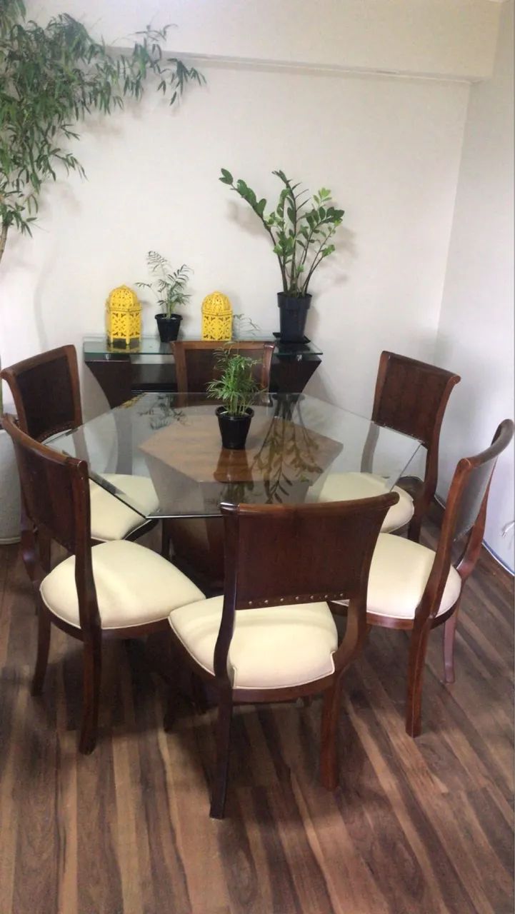 Conjunto mesa e cadeiras + aparador 