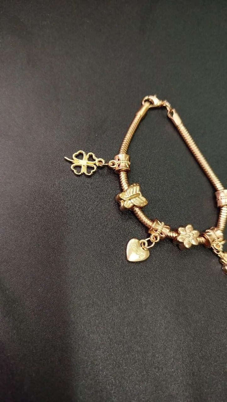 Pulseira dourada com berloques da marca Morana - Foto 3