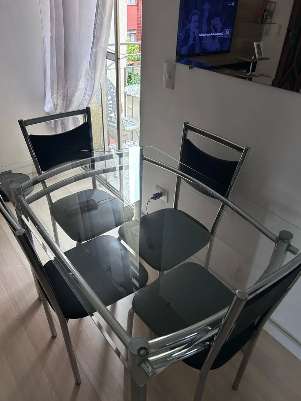 Mesa de vidro com 4 cadeiras 