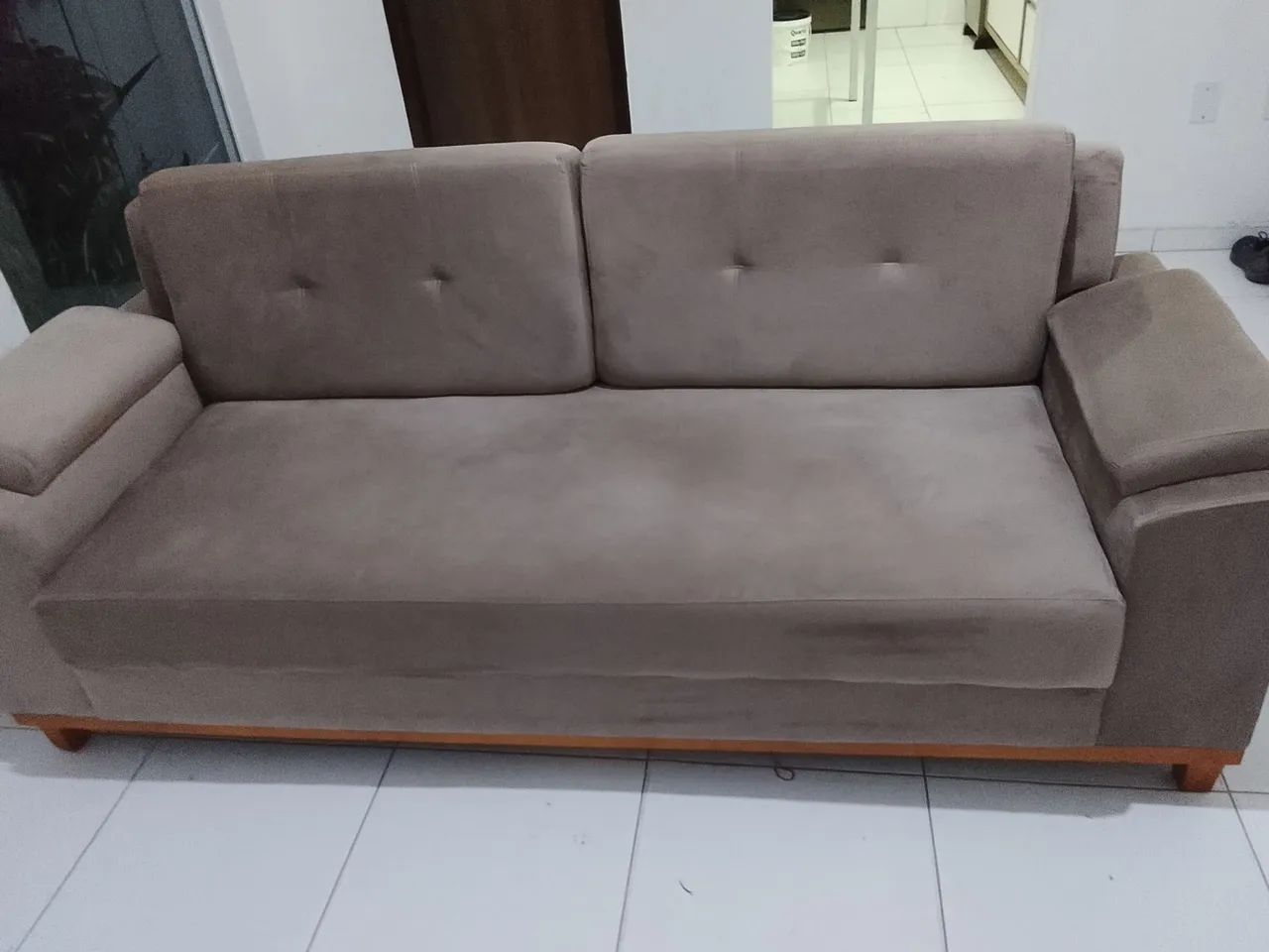 Sofá veludo kaki de 3 lugar  - Foto 5