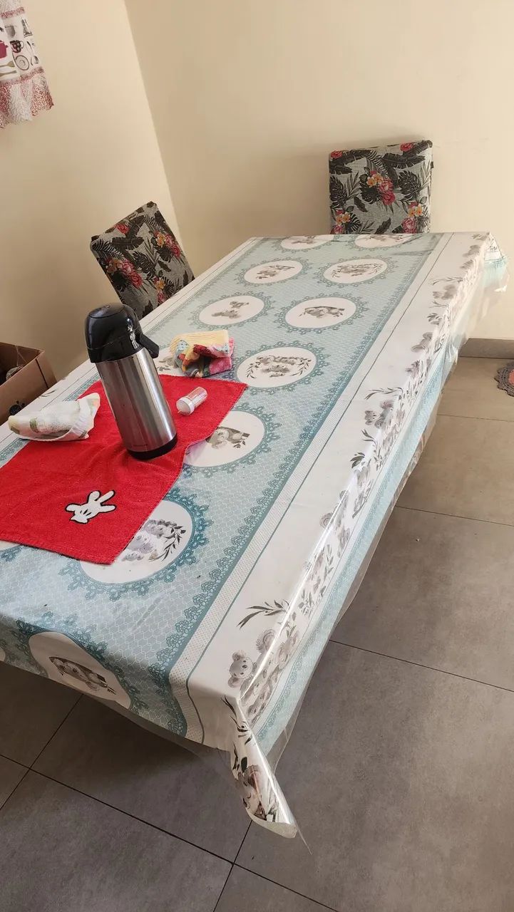 Mesa com tampa de vidro