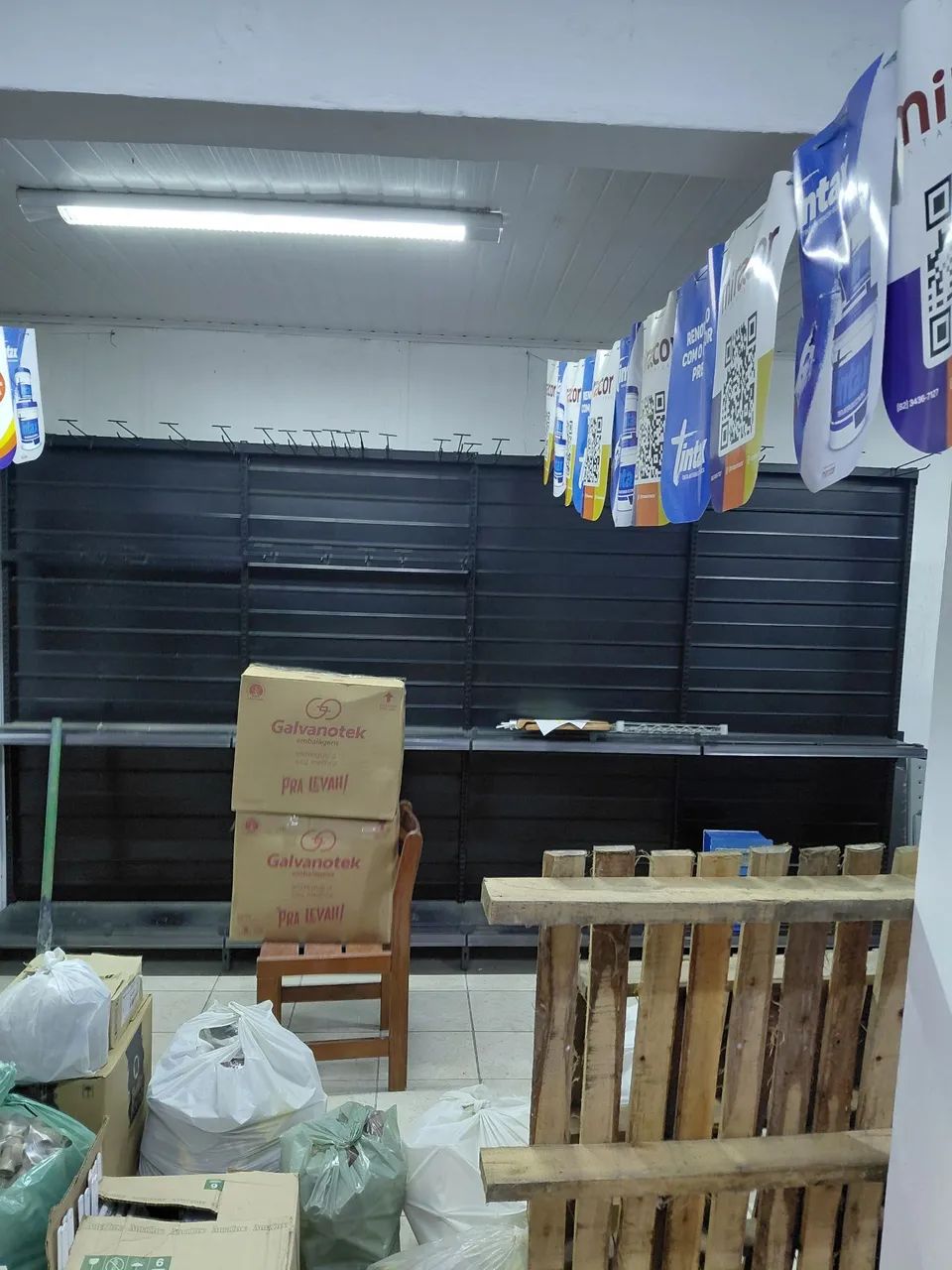 Gôndolas IMF preta de parede, 2,17 m de Alt, 5m de L e 5 bandejas reforçadas 2 régua gui - Foto 2