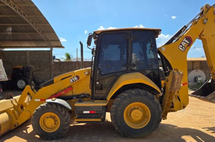 Retroescavadeira Caterpillar  2015