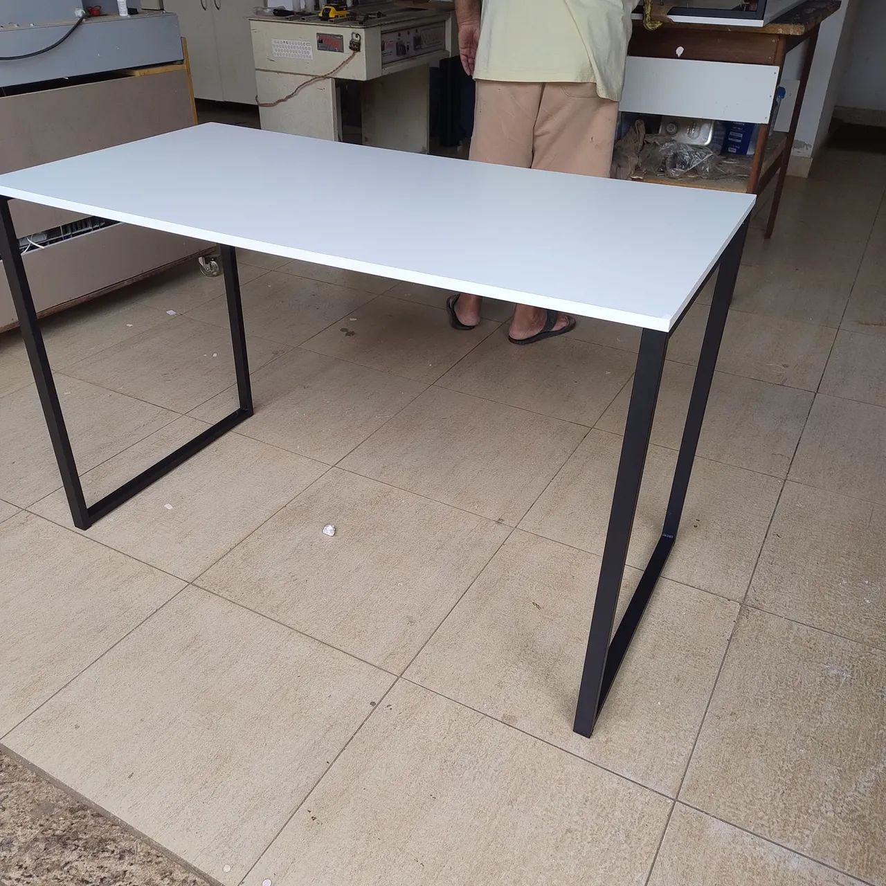 Mesa Escrivaninha em MDF e pés em Metalon  - Foto 3