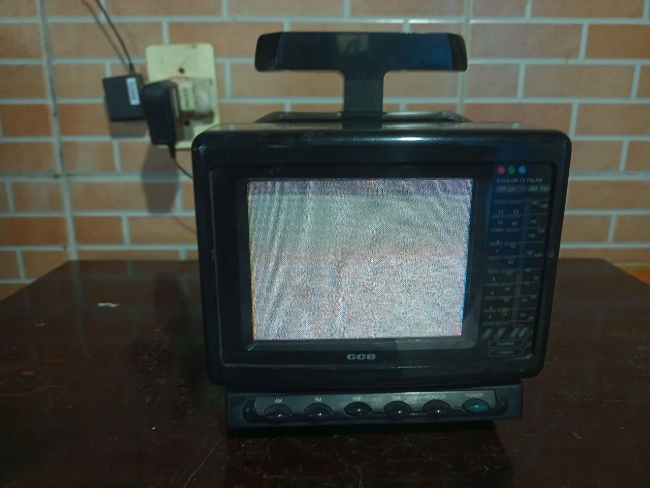 TV antiga 5 polegadas a cores com rádio AM/FM. 