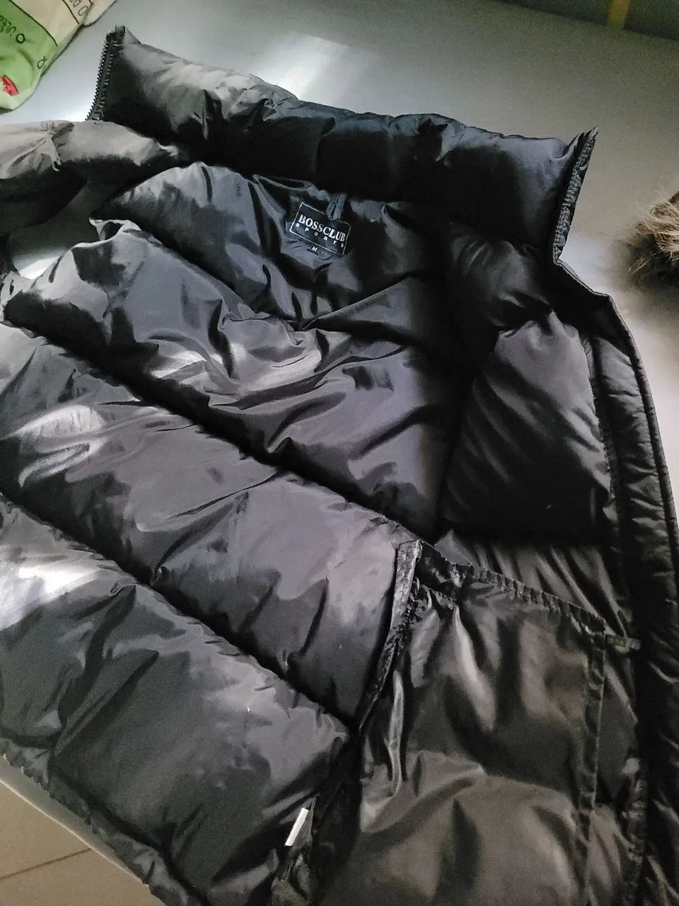 COLETE PUFFER PRETO COM GORRO E BOLSOS - Frete grátis  - Foto 4