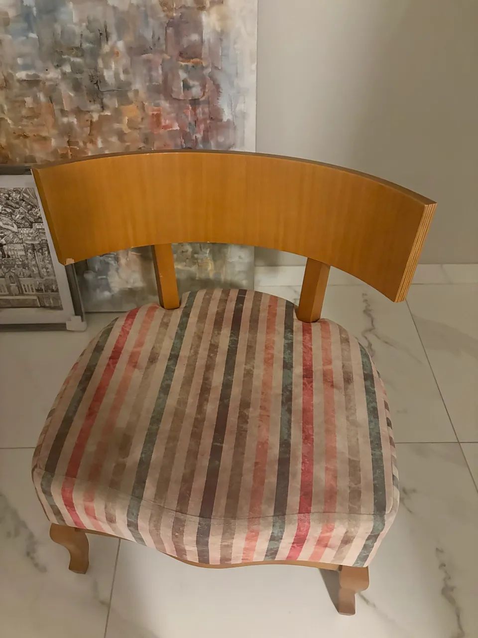 Par de poltronas em madeira estofadas - R$ 1.000 - Foto 3