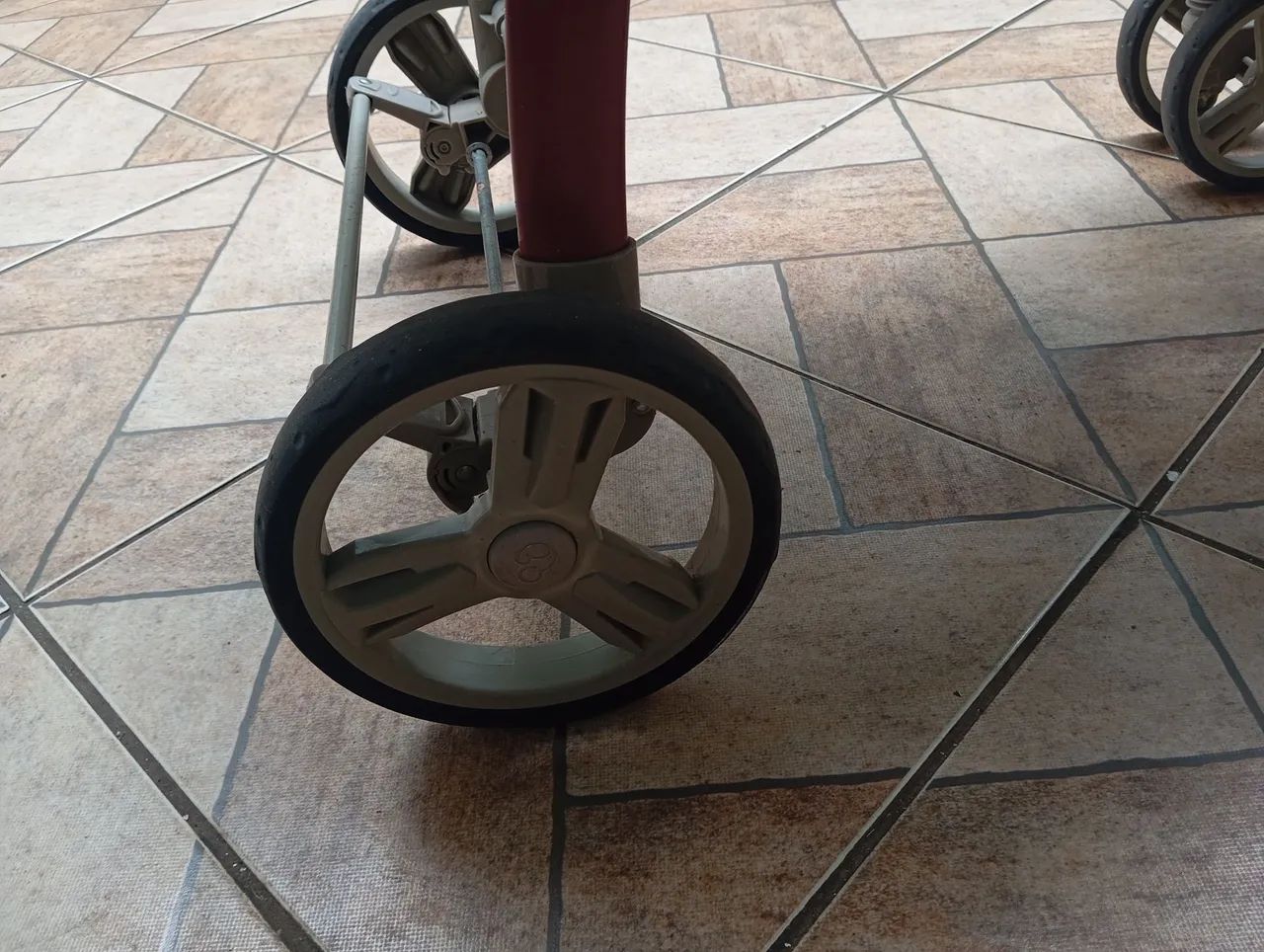 Carrinho de bebê e vira berço  - Foto 4