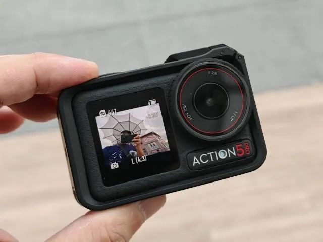 Câmera DJI Osmo Action 5 PRO com acessórios 