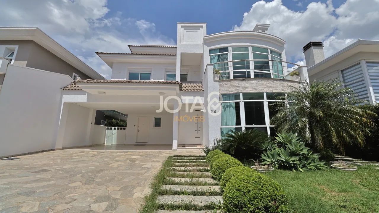CASA CLÁSSICA COM 3 SUÍTES, ESCRITÓRIO E PISCINA! Casa clássica com 3 suítes, escritório e