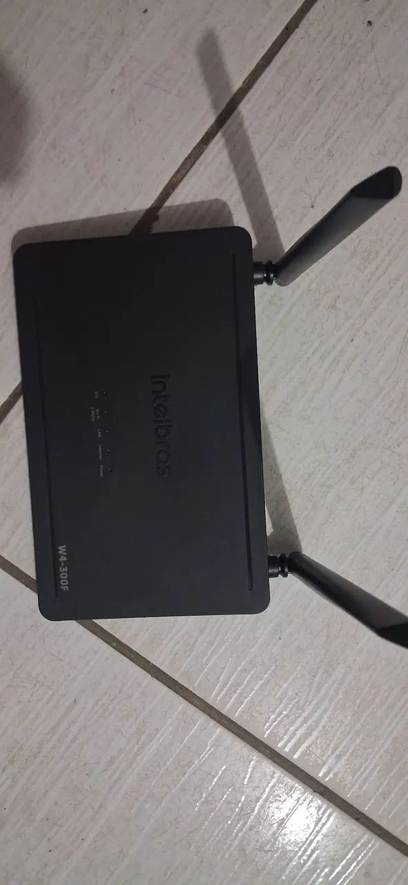 Este é um roteador wireless Intelbras W4-300F 300 