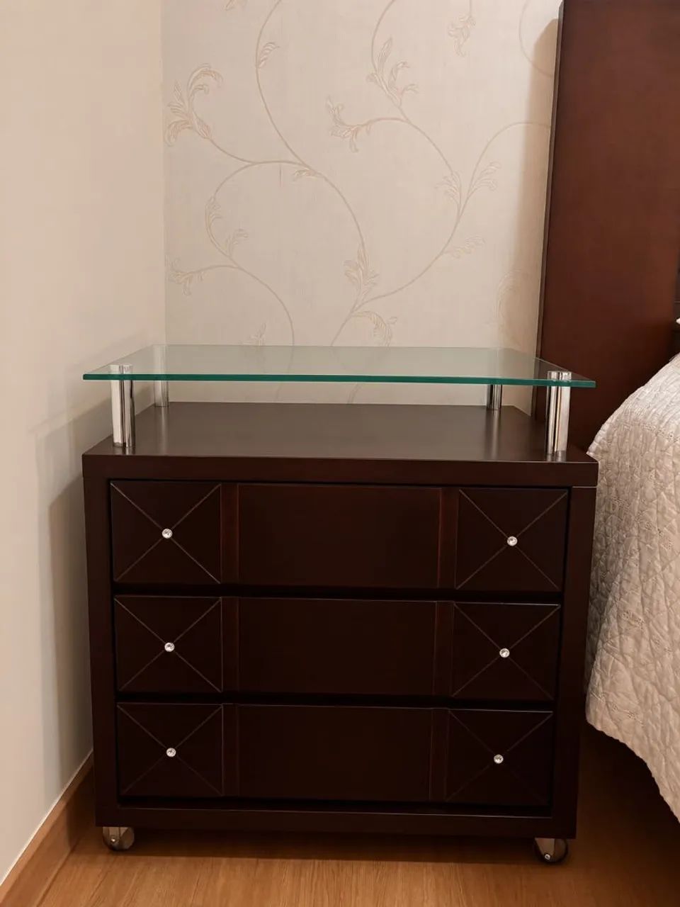 Cama de casal Queen e mesa de cabeceira - Foto 2